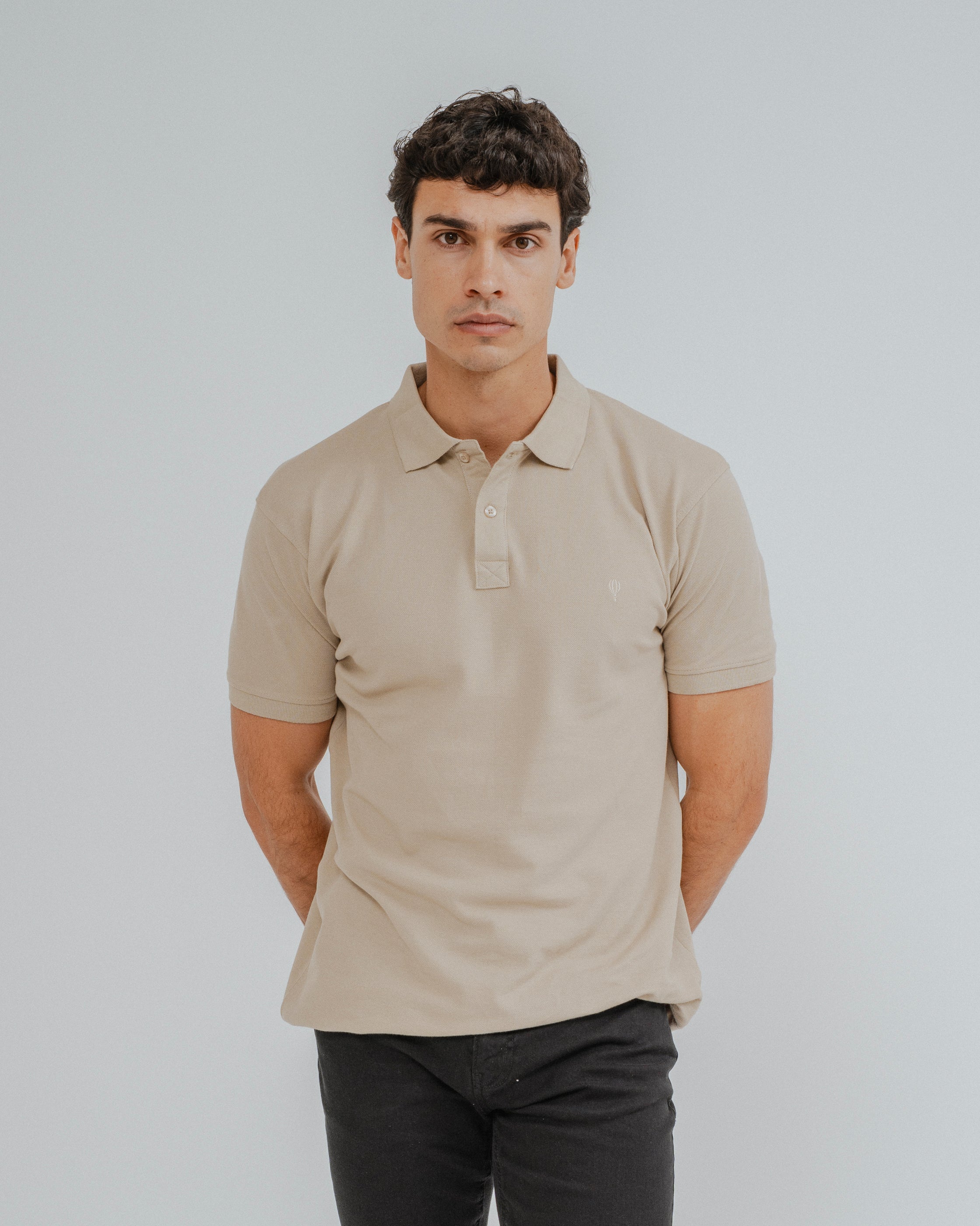 POLO BÁSICO REGULAR FIT BEIGE