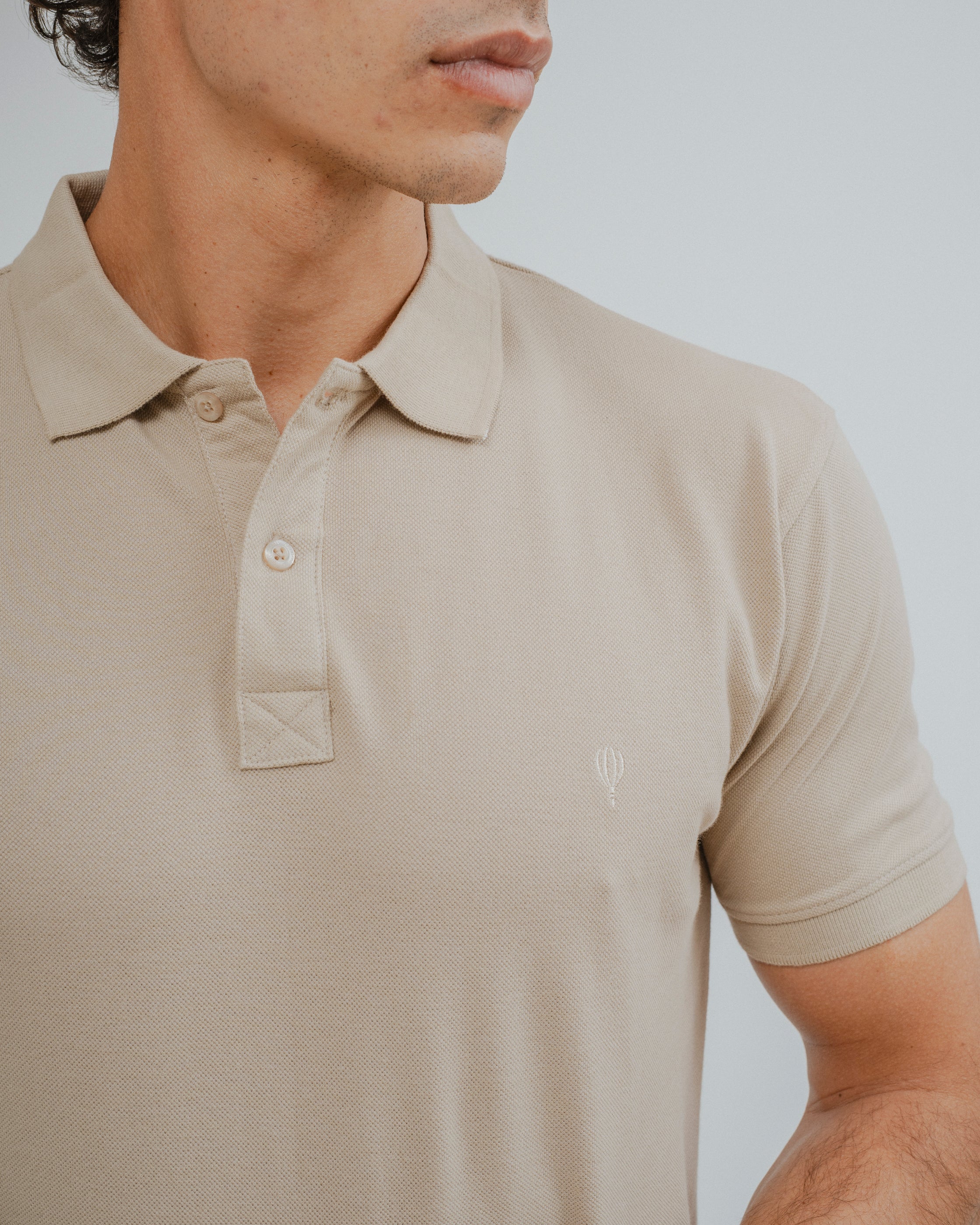 POLO BÁSICO REGULAR FIT BEIGE
