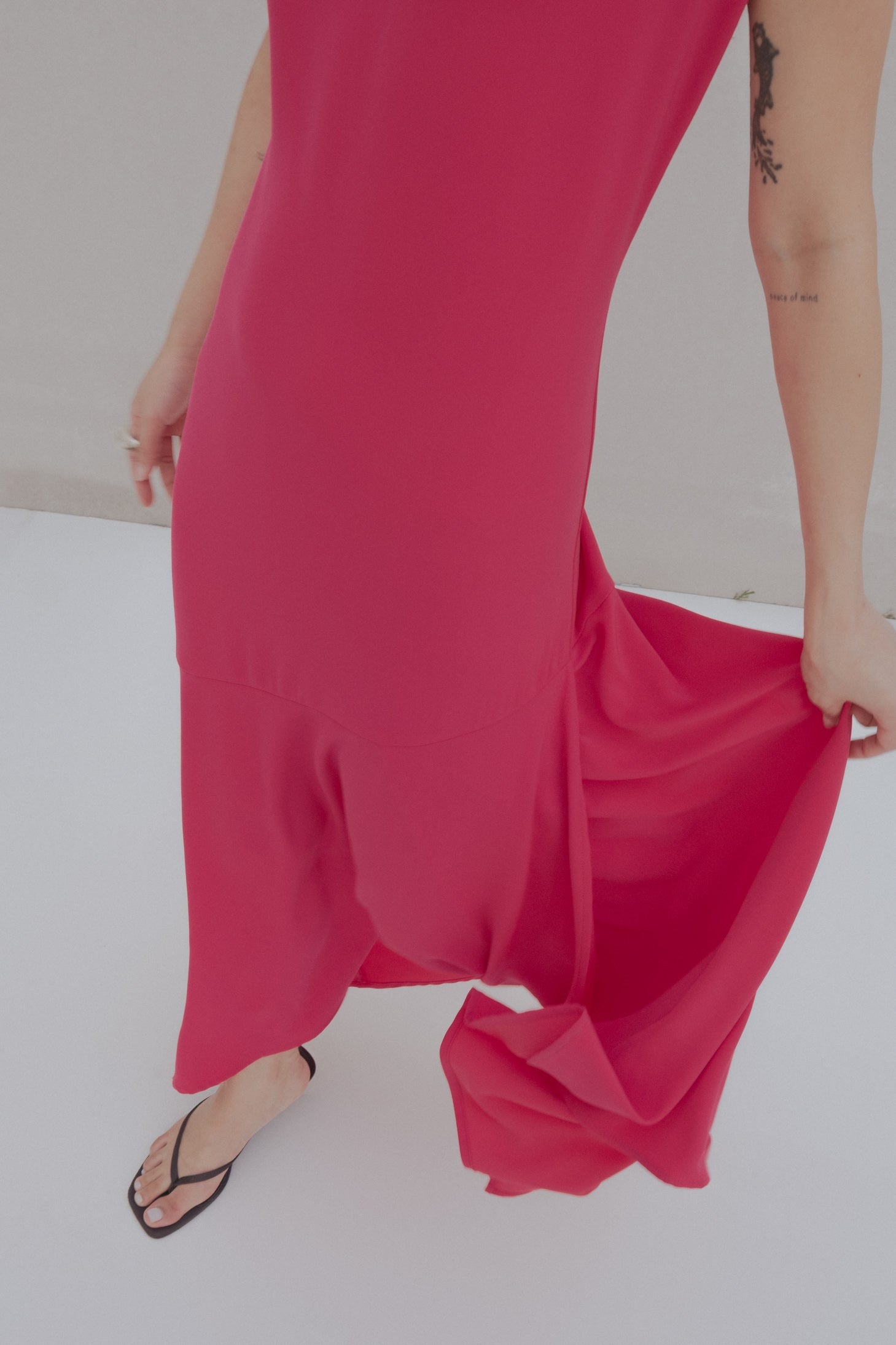 VESTIDO MIDI ASIMÉTRICO