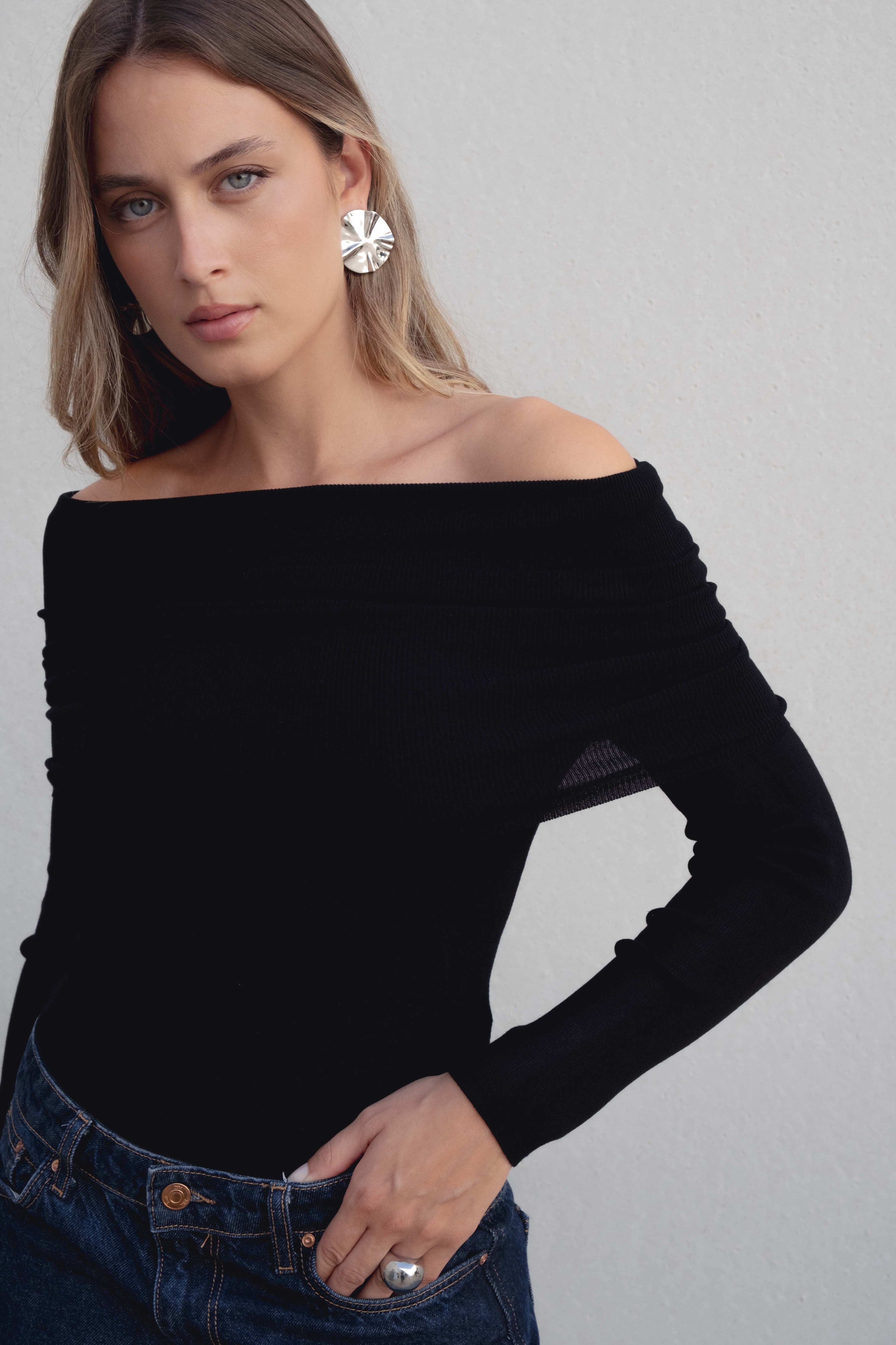 PULLOVER MIT FREILIEGENDEN SCHULTERN