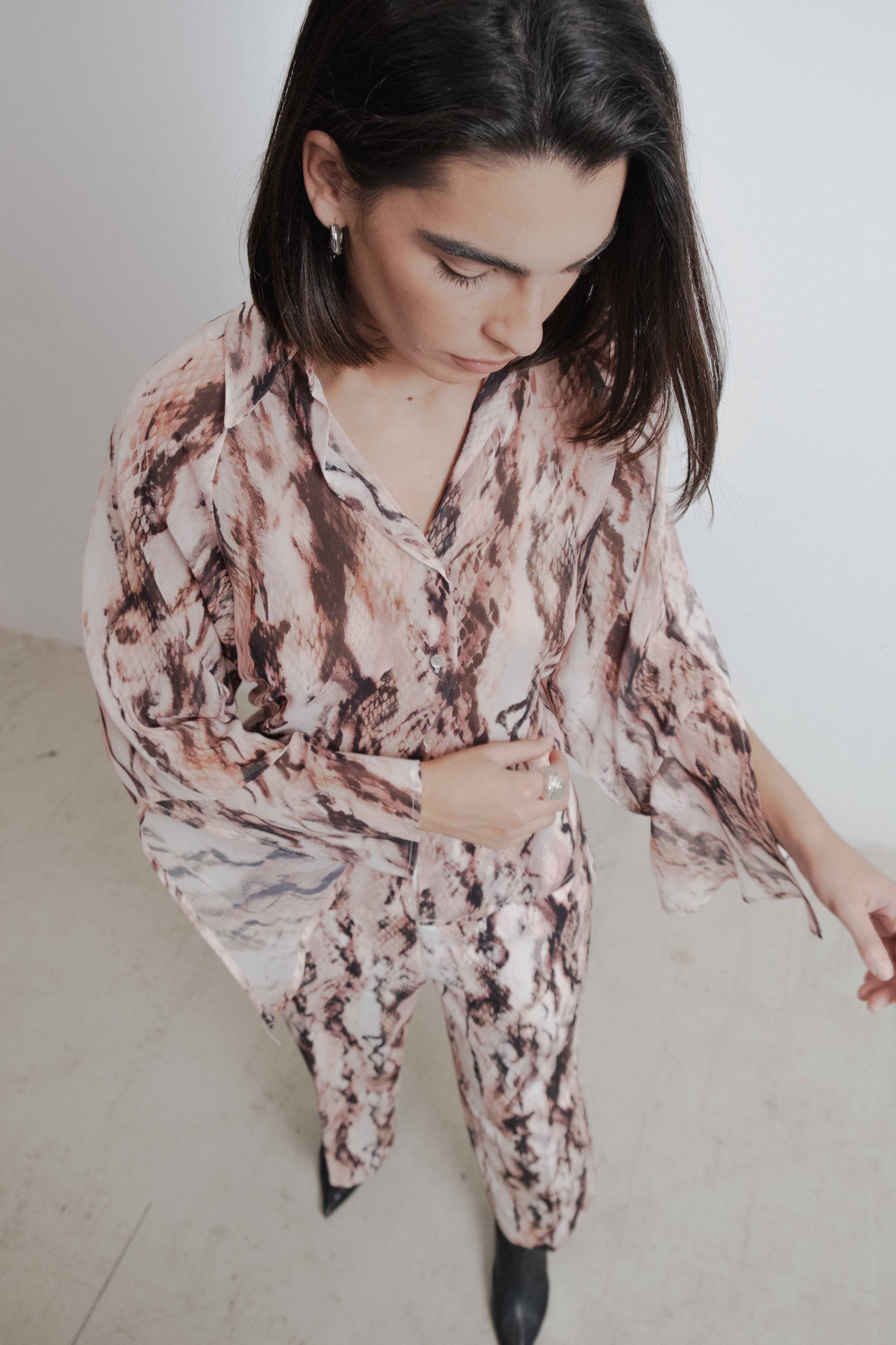 CAMISA SEMITRANSPARENTE ESTAMPADA
