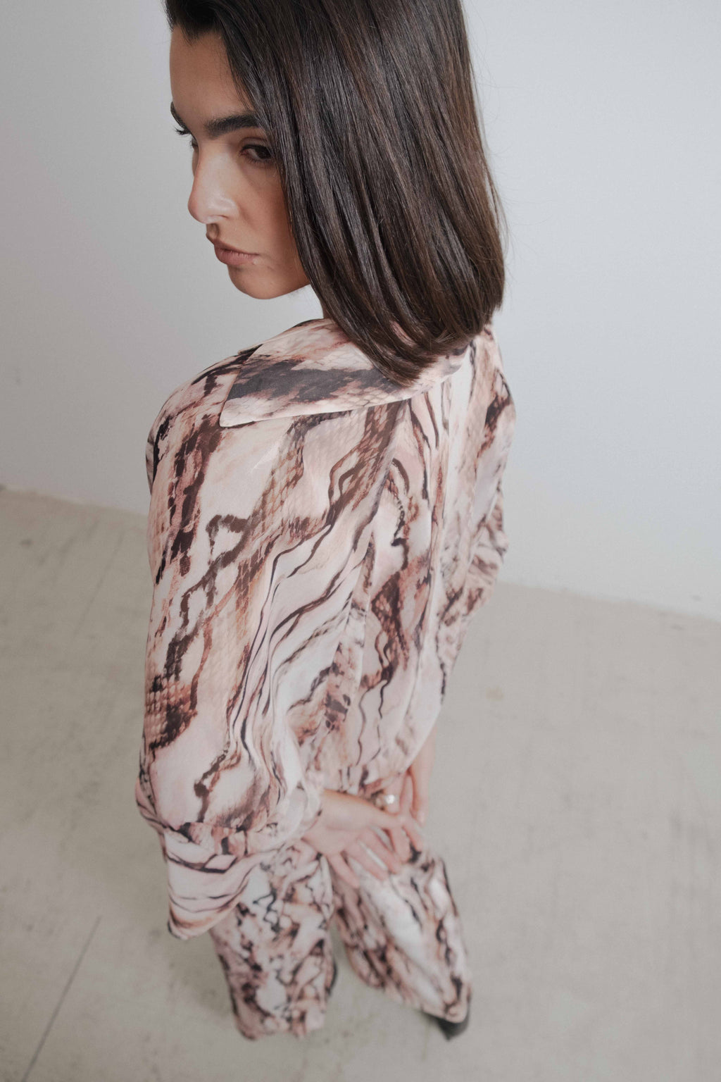CAMISA SEMITRANSPARENTE ESTAMPADA